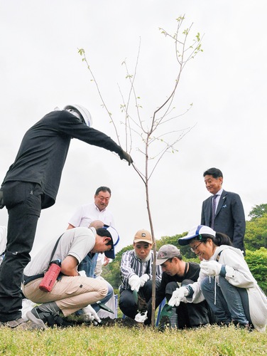 障害者と共に苗木を植えるクラブメンバー