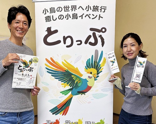 ポスターやポップを手にする実行委員会メンバー