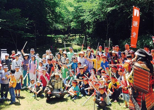 スポンジ製の刀を掲げる参加者（過去）