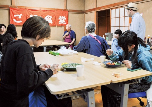 食事を取りながら互いに交流を深める利用者ら＝先月24日、六会ご縁食堂