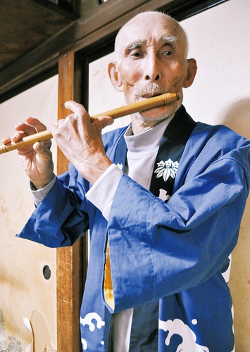 笛を構える久雄さん