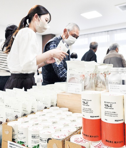 約130種類の中から商品を選ぶ入居者ら