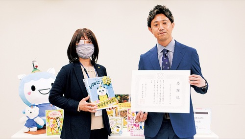 井出部長（左）と感謝状を手にする皆川さん