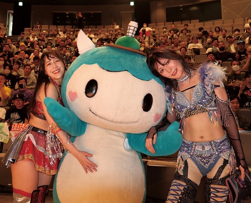 試合終了後、ふじキュン♡（中央）らと記念撮影する上福選手（右）＝株式会社CyberFight提供