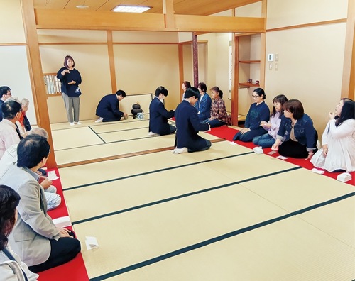 中学生のおもてなしを受ける参加者