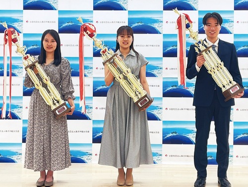 トロフィーを抱える（写真左から）海の女王に選ばれた吉田さん、杉本さん、海の王子の鈴木さん