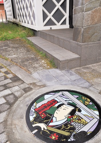 歩道に設置された新デザインマンホール