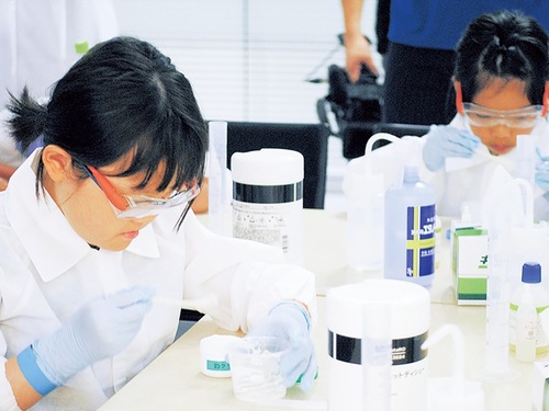 手作りのクリームを容器に入れる子どもたち（前回）