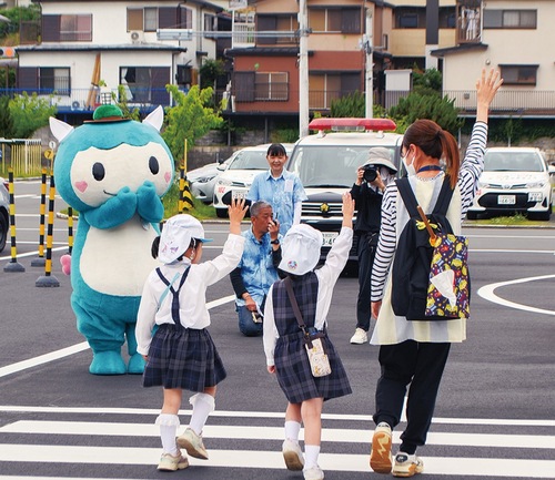 横断歩道を渡る藤沢いずみ幼稚園の園児ら