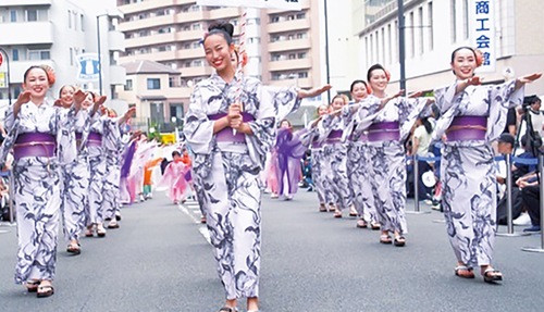 前回の優勝チームの踊り（主催者提供）