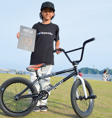 愛車の前で賞状を手にする尾後家優斗選手