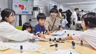 オリジナル香水づくりに夢中の親子