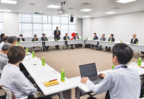 協議会総会であいさつに立つ鈴木会長（中央奥）