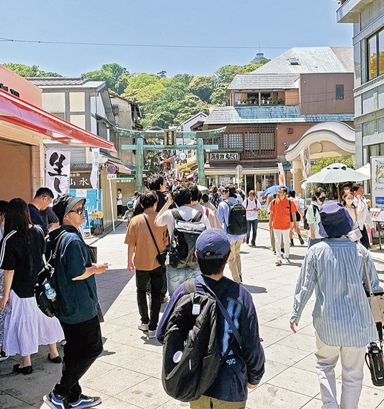 晴天に恵まれた江の島仲見世通り（昨年５月）