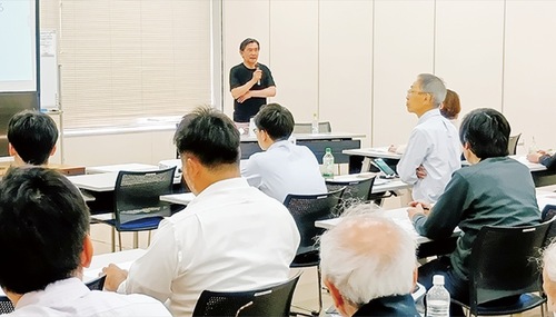 多くの来場者を前に講演する国分さん