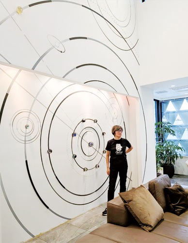 完成した作品の思いを語るノグチさん