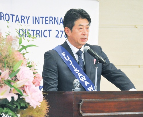 あいさつする小澤会長