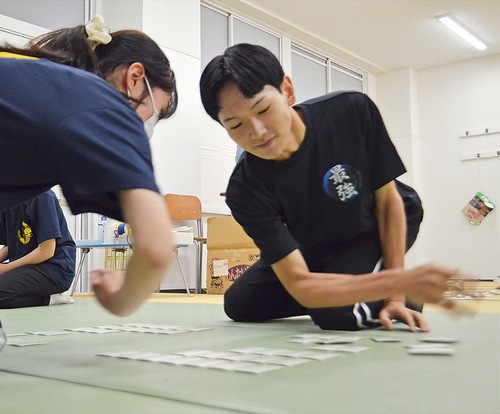 素早く札を取る吉本主将（右）