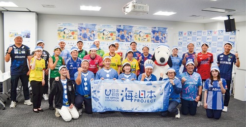 ブルーサンタの格好をした参加者ら