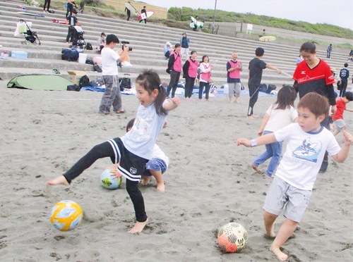 ビーチサッカーを楽しむ園児