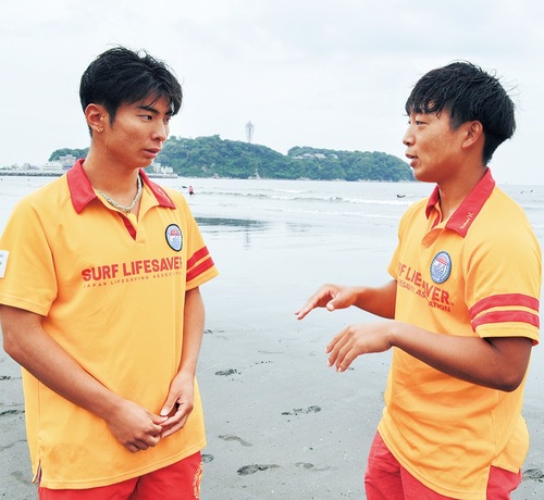 １日の監視体制を確認する志賀さん（左）と近藤さん