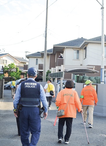 見回りをする参加者ら