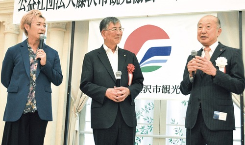 トークセッションする（左から）つるのさん、鈴木市長、湯浅会長