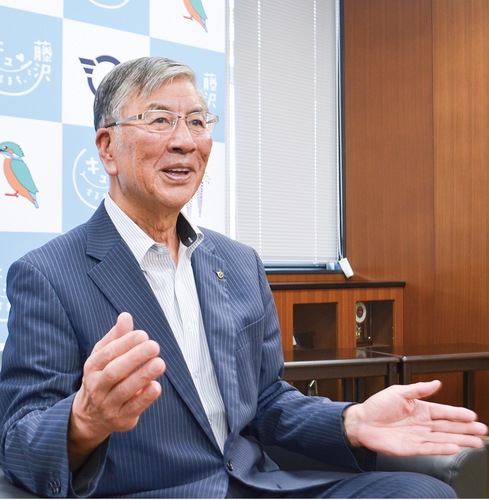 本紙の取材に応じる鈴木恒夫市長
