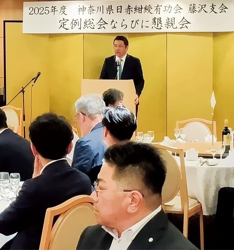 会員らを前にあいさつする葉山支会長
