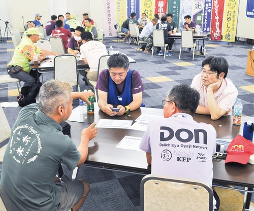 意見を出し合う参加者たち