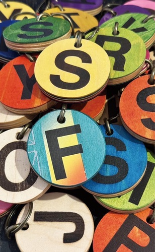 スケートボードの廃材を使用した作品例（江の島海水浴場協同組合提供）