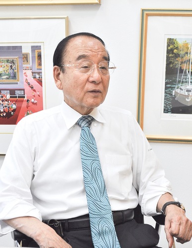 幼い頃の記憶を辿る沼上さん