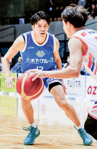 鬼気迫る表情でゴールを守る内田旦人選手（昨季）