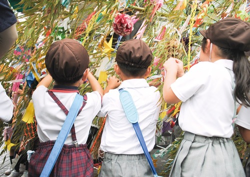 北警察署玄関前で短冊を飾る園児ら