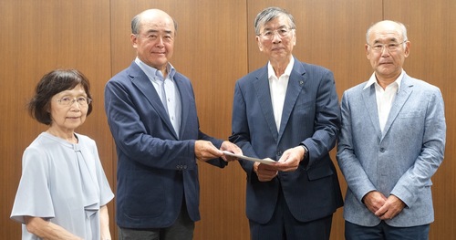 鈴木市長（右から２番目）に要望書を手渡した池田会長（左から２番目）