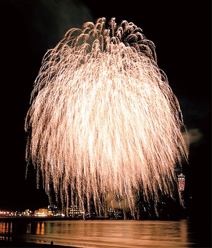 江の島の夜空に輝く大輪の花火（過去／提供）