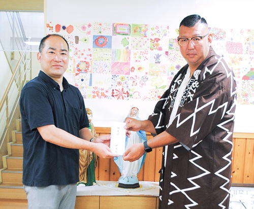 金子会長（右）から寄付を受けた野際施設長