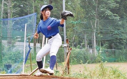投球練習で迫力のあるボールを投げるキャプテンの松村選手