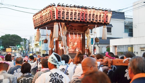 白旗神社を目指して万灯みこしを担ぐ人々