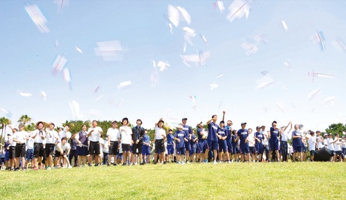 ゴム動力飛行体を飛ばす中学生ら