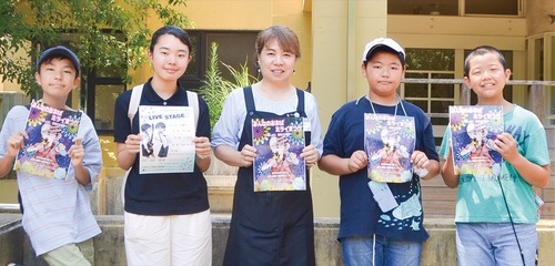 ポスターを持つ細沼代表（中央）と マイミライｎｅｘｔのメンバー４人