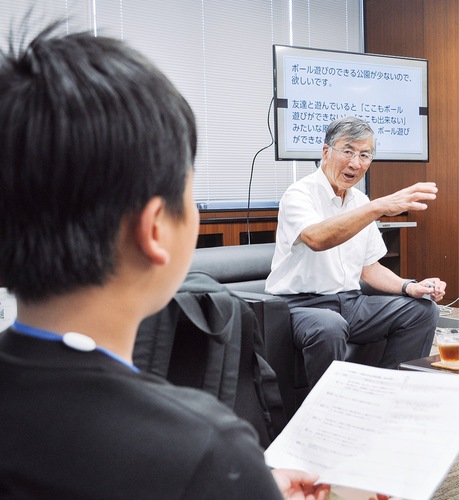 児童一人一人の疑問に身振り手振りを交え、丁寧に答えていく鈴木市長（右）