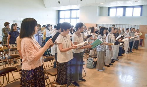 練習に励む合唱団