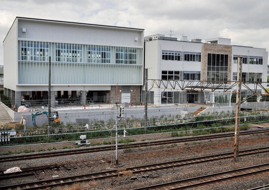 建設工事が進む新たな村岡市民センター＝7月31日撮影