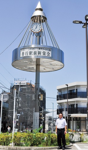 シンボルの時計台と田中さん