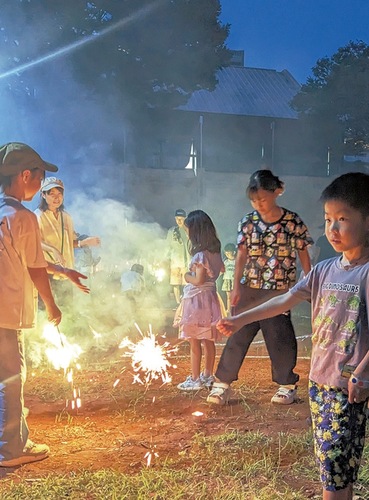 公園禁止を受け大庭市民センターで行われた花火イベント＝2023年