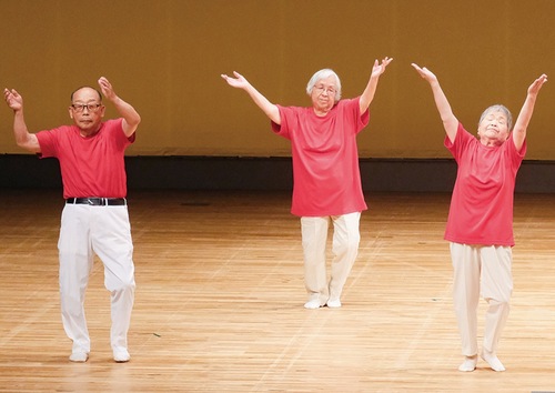 揃いの赤いシャツでのびのびと踊った