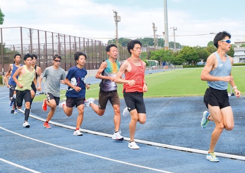 プレス工業の選手に交じり走る高校生