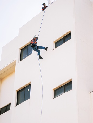 北警察署屋上から降下訓練を披露する「即対チーム」