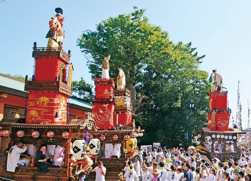 境内に入場する人形山車（過去）